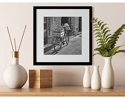 Rámovaný obraz Bicykel na ulici 30x30 cm, čiernobiely%
